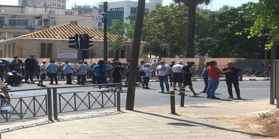 Κύπρος: Προπηλάκισαν οδηγό έξω από τη Βουλή που παρεμπόδιζε τους διαδηλωτές (βίντεο)